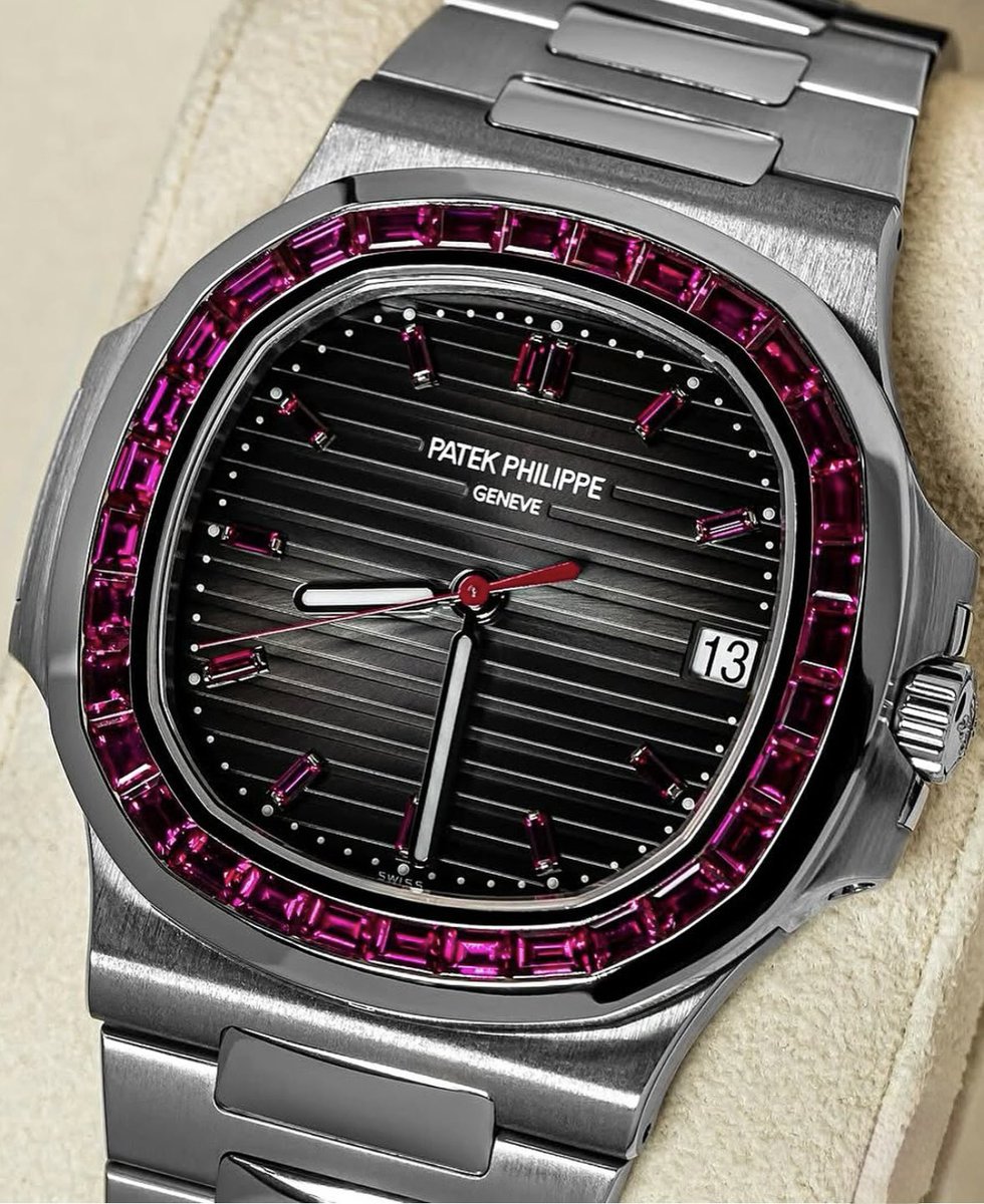 CrownDial's tweet photo. Check out this stunner!
—————
Patek Philippe’s Nautilus 5711/1P ⚓️
#watch #luxury #wealth #money #rubys #PatekPhilippe #steel #swiss #Geneva https://t.co/qYgAqfFftk