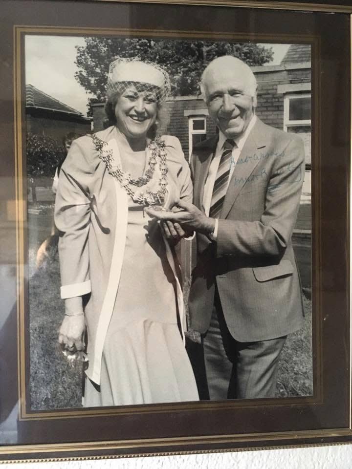 My mum meeting the legend himself, Sir Matt Busby #legend #footballmanager #ManchesterUnited #OldTrafford #ggmu