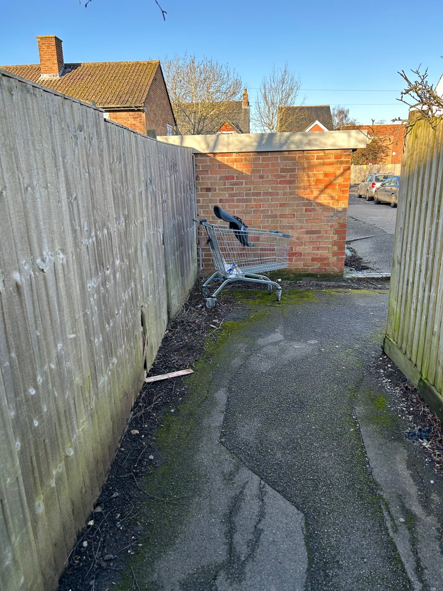 StretchOxford's tweet photo. @AldiUK seems only way to report abandoned trolley is here on twitter - please collect from alleyway btwn old road and masons road, wood farm, oxford, ox3 - has been there since before xmas and is obstruction on blind bend https://t.co/mFlz4YK8Qz