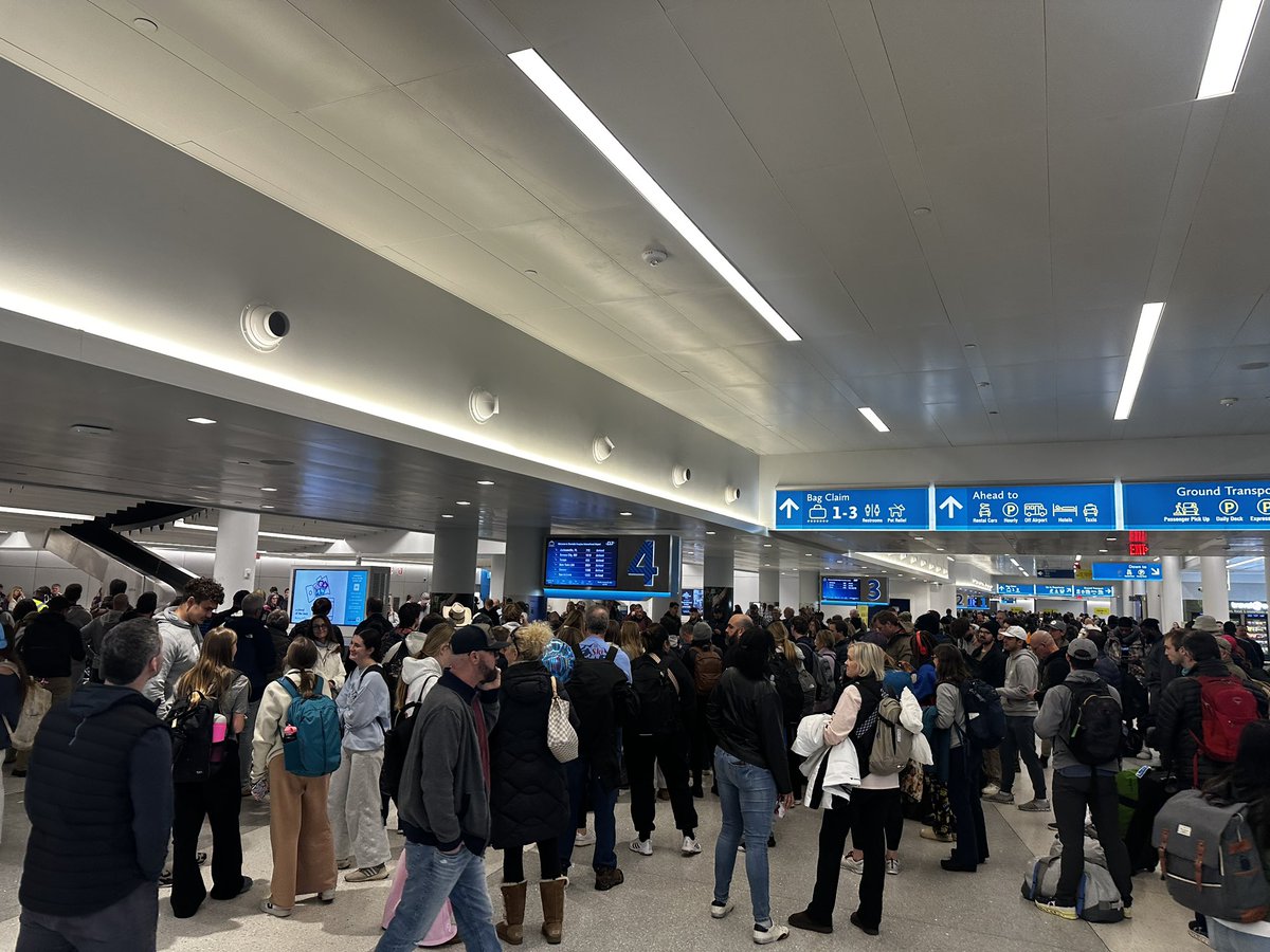 One <a href="/AmericanAir/">americanair</a> carousel working at <a href="/CLTAirport/">CLT Airport</a> . 50 minutes and counting. Good grief. This airport just gets worse and worse.