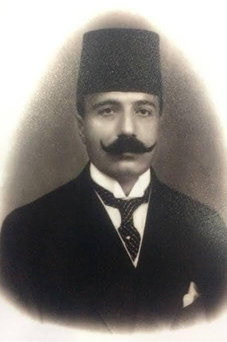 Bandral11's tweet photo. Erzurumlu Nafiz Kotan (1887-1946);
Nafiz Bey, Erzurum’daki bütün mal varlığını satıp, sahip olduğu parayı Ankara’da bankaya yatırmış ve
ve banka yetkilisine verdiği talimatla, Mustafa Kemal Paşa'nın istediği zaman istediği kadarını kullanabileceği hususunda şerh koydurmuştur.
Anadolu Hareketi'nin başarıya ulaşması için acilen uçak temini gerektiğini görmüş ve kişisel mal varlığı ile aldığı 4 adet İtalyan uçağını, Türkiye’ye getirterek devlete hediye etmiş, bu hediyelerin bilinmemesini
istemiş ve Mustafa Kemal Paşa’ya şu telgrafı çekmiştir:
“Büyük Millet Meclisi Reisi Gazi Mustafa Kemal Paşa Hazretlerine.. İstanbul’dan satın aldığım ve buraya getirmeye muvaffak olduğum tayyare, uçarak bugün geldi. Orduya namıma teberrü ediyorum. Kabulünü istirham ile düşman
üzerine ilk bombayı atacak zata 200 lira nakti mükafat takdim edeceğim.
Milletimizin geleceğinin selamete kavuşmasını ve muvaffak olmasını Cenab-ı Hak’tan temenni eder
hürmetle ellerinizden öperim.
Erzurumlu Nafiz”
Bu telgrafa Atatürk’ün verdiği
yanıt ise şöyledir:
“İnebolu’da Erzurumlu Nafiz Beyefendi’ye. Hamiyyeti-i vataniyyeniz şayanı şükrandır. Telgrafınız yarın Meclis’de alenen okunacaktır.
Türkiye Büyük Millet Meclisi Reisi Mustafa Kemal.”
Ülkesi, vatanı için çalışmanın, özverinin tüm örneklerini gösteren bu ve diğer kahramanlarımızı
hiçbir zaman unutmayız.
Nasıl ki yaşadıkları olumsuzluklar onları yıldırmamış, yollarından alıkoymamış ise; bundan sonra da; Türk vatanı, Atatürk ilke ve devrimleri için çalışacak olan her yaştan Türk gençleri yılmadan yollarına devam edecek ve başarıya ulaşacaklardır.