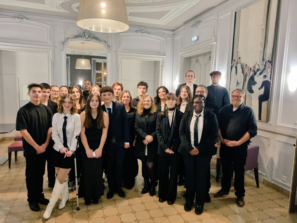 🌟 Soirée dédiée aux élèves ambassadeurs avec l'équipe #pHARe 
🎥 Projection de leurs courts-métrages inspirants 
🤝 Échanges passionnants avec des élèves et des personnels unis et engagés au quotidien
Bravo à tous 👏
<a href="/dsden27/">DSDEN27</a> @MoncadaFra <a href="/Merlin_Mikl/">MERLIN Michaël</a> <a href="/SophieGASNIER1/">Sophie GASNIER</a>