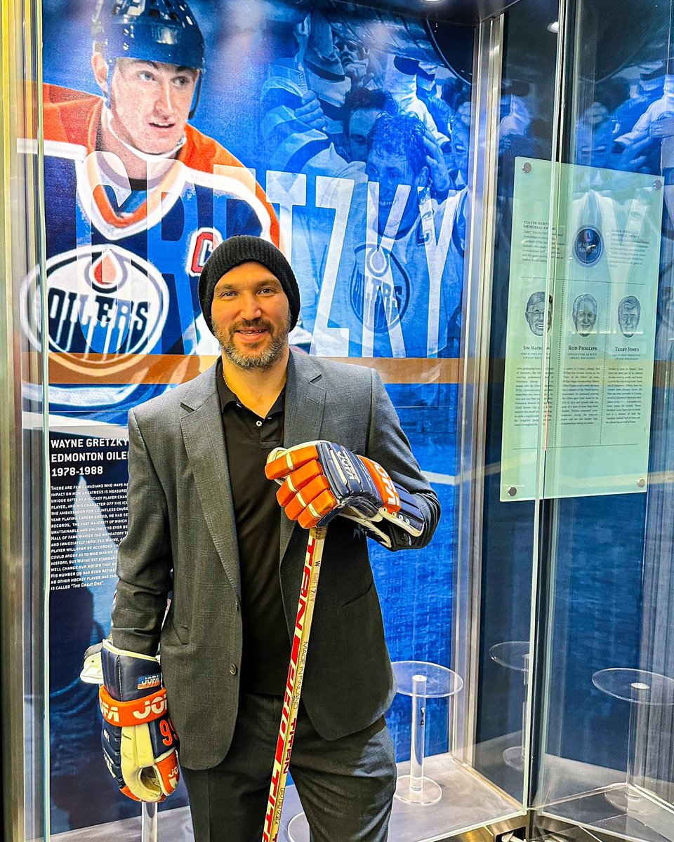 BR_OpenIce's tweet image. The Oilers opened up the glass cases containing Gretzky’s game-used equipment for Ovi. Great One 🤝 Gr8 One

(via @Capitals)