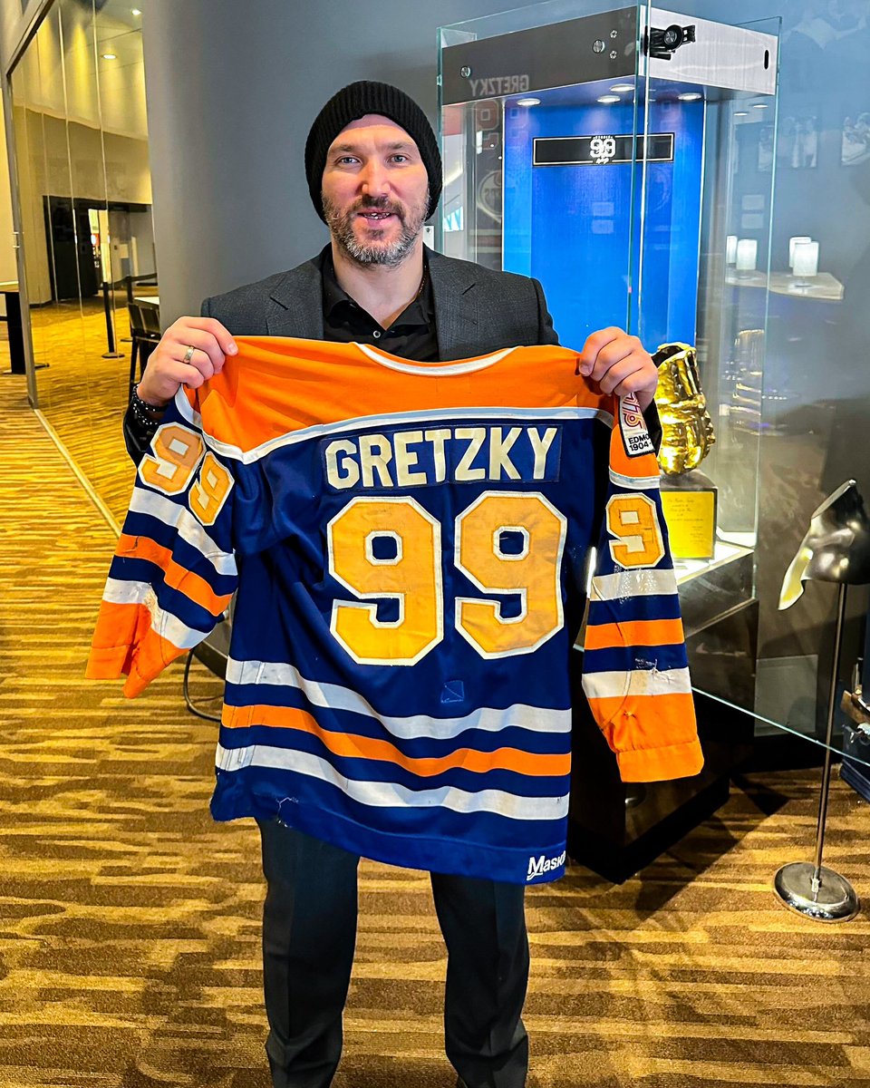 BR_OpenIce's tweet image. The Oilers opened up the glass cases containing Gretzky’s game-used equipment for Ovi. Great One 🤝 Gr8 One

(via @Capitals)