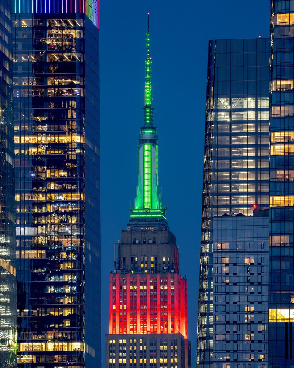 Shining in red, black, and green tonight in honor of Martin Luther King, Jr. Day

Text CONNECT to 274-16 to get alerts on our Lights!

Watch tonight's lighting here: esbo.nyc/ecx

📷: <a href="/DanTVusa/">Dan Martland</a>