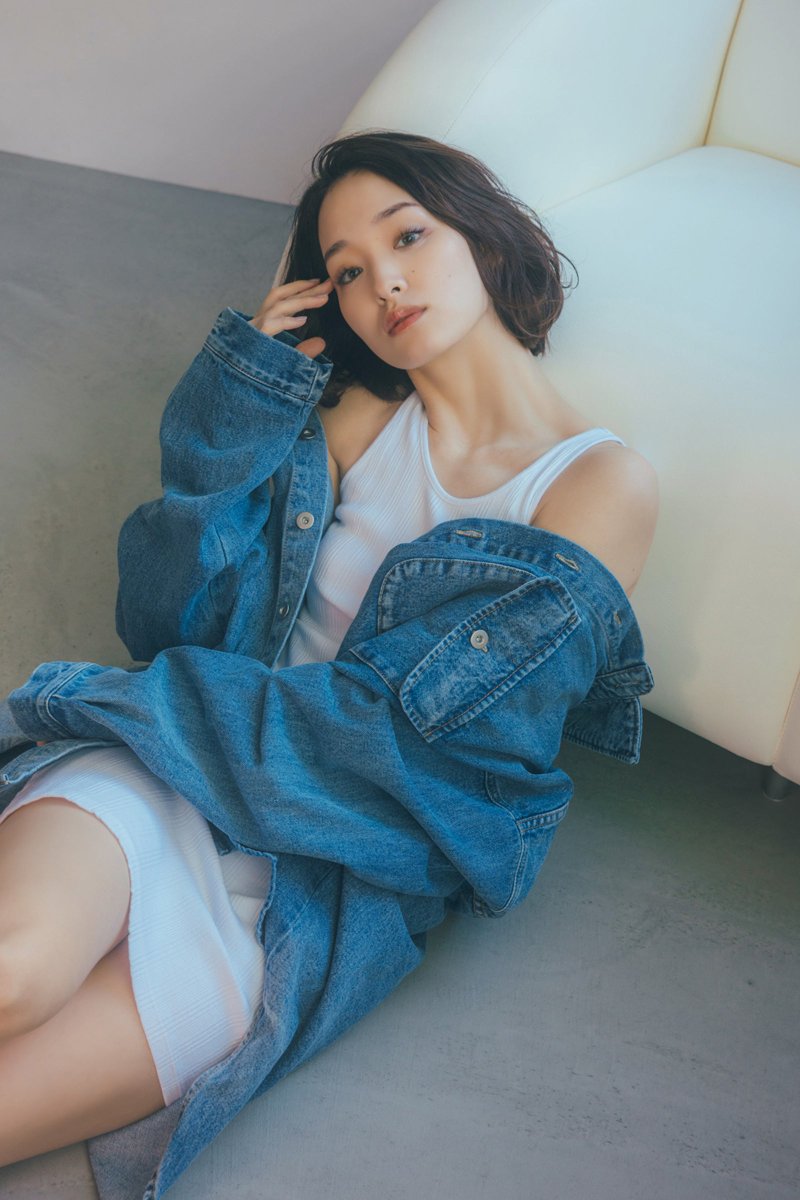 剛力彩芽、ヘルシーボディ輝くキャミ姿✨️ 「週刊FLASH」表紙登場