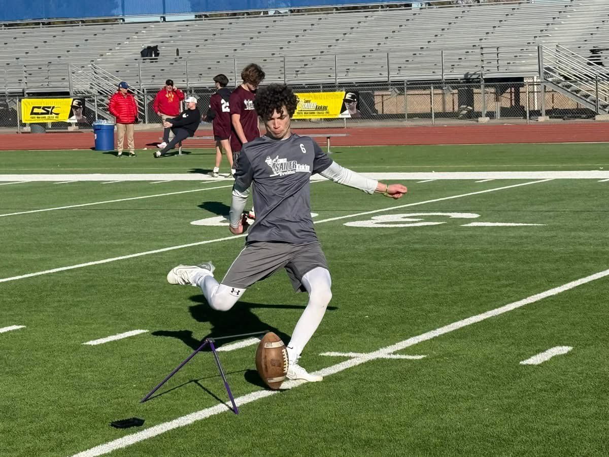 JoshCalebSmith's tweet photo. Had an incredible experience this past weekend in Vegas at the @Chris_Sailer National Showcase. Made the best of my time there with my dad. Going to work harder and get stronger for next year! Even had @obi1_39 on our flight home. #teamsailer #warriormentality
#dynamickicking @CoachDanZeidman @One11Recruiting @Coach_Medici @pepman704 @CSKRECRUITING @Sides20092011 @CoachJCros @CoachOrrock @FBRecruitRT @mckenna_j18 @CoachScheier @GP_Recruiting @ThePuntFactory