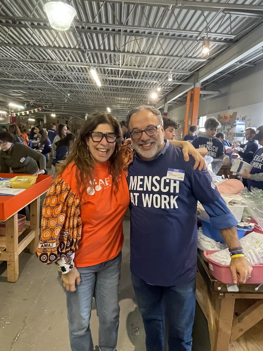 rabbicreditor's tweet photo. So blessed to be part of @UJAfedNY’s @JTeen #MLKDay project at @AfyaFoundation, sorting medical supplies for distribution to human beings in need. The greatest thing in the world is doing good for others. #DoAMitzvah #DoingGood https://t.co/Nm9oIOVlAB