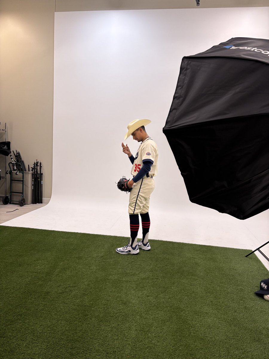 USIAthletics's tweet photo. @USIBaseball Photo Day! #GoUSIEagles https://t.co/72HeLloBSs