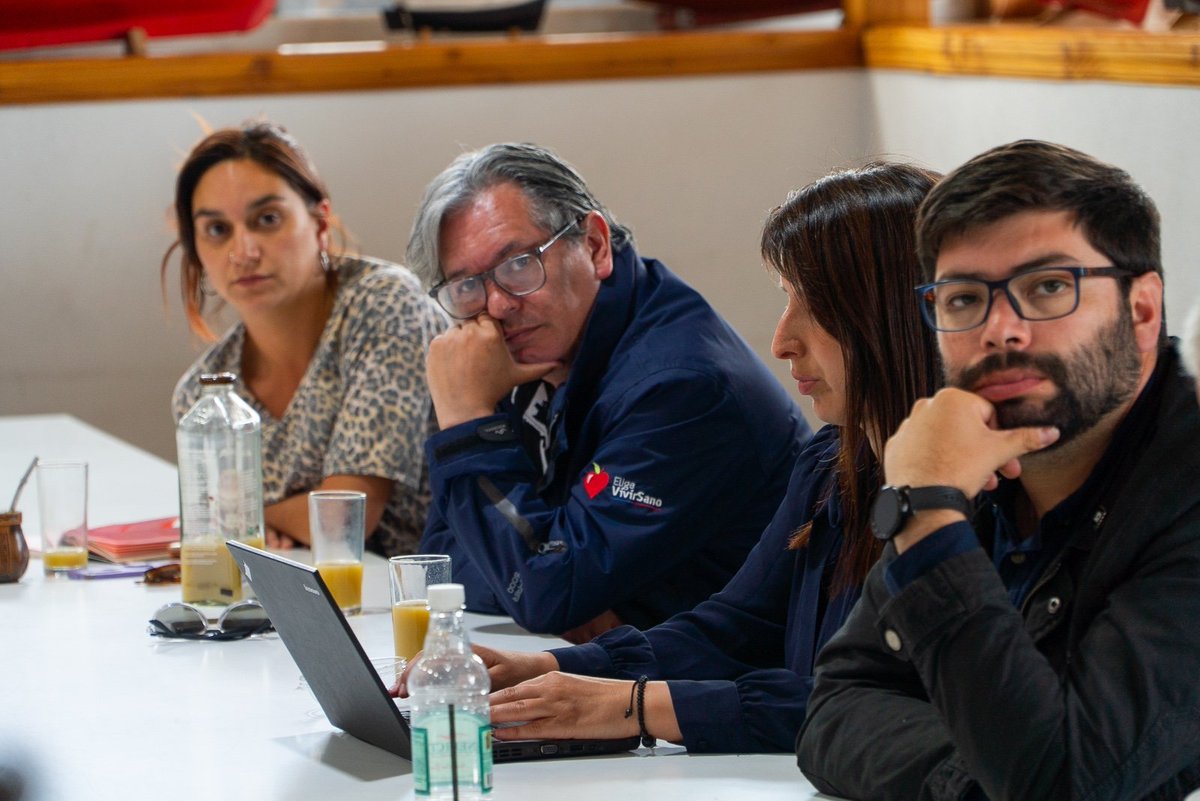 DPRLosLagos's tweet photo. Seguimos con el despliegue del #GabineteRegionalenChiloé 💫

Hasta @Empormontt1 en #Castro se trasladó la Delegada Paulina Muñoz junto al @DPPChiloe para liderar Comité de Seguimiento de Inversión y Gabinete Regional, junto a las y los seremis de diferentes carteras. https://t.co/oJSxRtEzMN