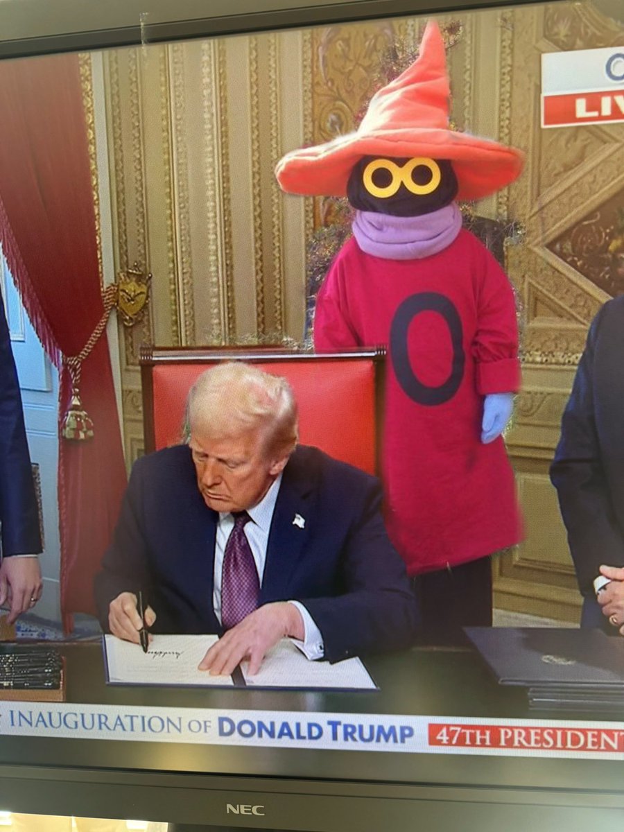 GaryPetersonUSA's tweet photo. Melania has topped herself with her latest fashion trend. https://t.co/oH6ii5tx9T