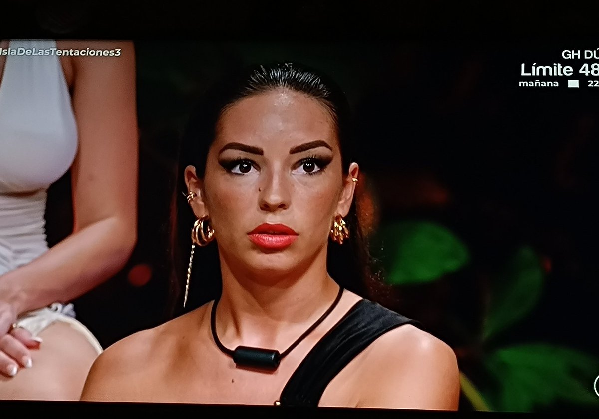 ella es la mítica amiga envidiosa, falsa, que te solo mira por ella y va de sincera pero en el fondo es una maleducada 
#LaIslaDeLasTentaciones3