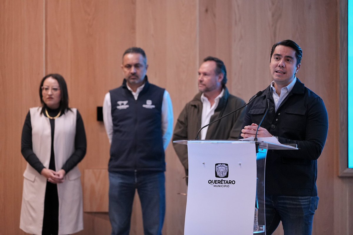 FeliFerMacias's tweet photo. Hoy presentamos la plataforma Decide Querétaro, un ejemplo inédito de consulta y participación ciudadana.

Queremos escuchar la opinión de la gente y que nos digan cuáles son las obras que quieren para la ciudad.

#QuerétaroConFuturo
#PlanOrden https://t.co/KnDliNVjXw