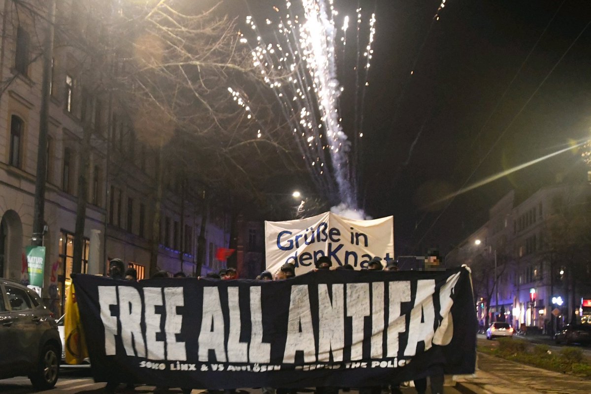 ‼️7 hledaných antifašistů*ek se dnes po 2 letech skrývání přihlásilo německým úřadům

O jejich vydání požádalo Maďarsko v souvislosti s útoky na účastníky mezinárodního neonacistického setkání známého jako „Den cti“, jež se konalo (jako každý rok) v únoru 2023 v #Budapešť.

1/7