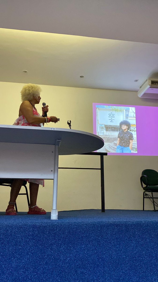 a_pleiade's tweet image. Acordei de manhã com essa imagem!
A primeira mulher preta a ter um doutorado em Física e se tornar professora do ITA contando minha história na Universidade Federal Fluminense.

Não tenho palavras, eu nunca fui pro Niterói mas a forma que faço e compartilho a ciência foi!