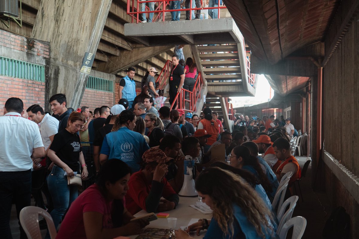 MoletLucas's tweet photo. Hoy, más de 11.000 personas han sido desplazadas por la violencia en el Catatumbo, llegando a Cúcuta en busca de refugio.

Declaró el presidente Gustavo Petro ante el conflicto: "El ELN ha escogido el camino de la guerra y guerra tendrá."

La capacidad de la ciudad para manejar este éxodo humanitario está puesta a prueba.