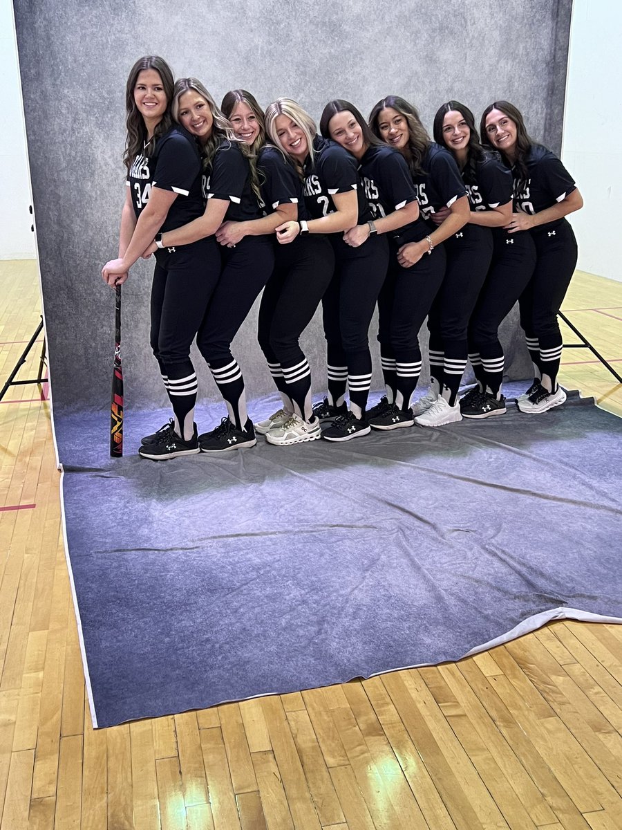 SXUAthletics's tweet photo. .@SXUsoftball getting their pictures taken on #PhotoDay📸! #GoCougs🐾🥎 #WeAreSXU https://t.co/RrDejPupnB