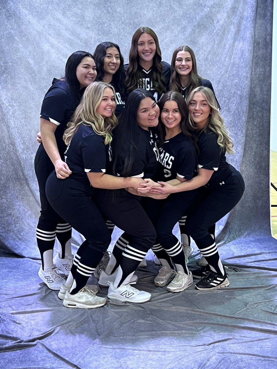 SXUAthletics's tweet photo. .@SXUsoftball getting their pictures taken on #PhotoDay📸! #GoCougs🐾🥎 #WeAreSXU https://t.co/RrDejPupnB