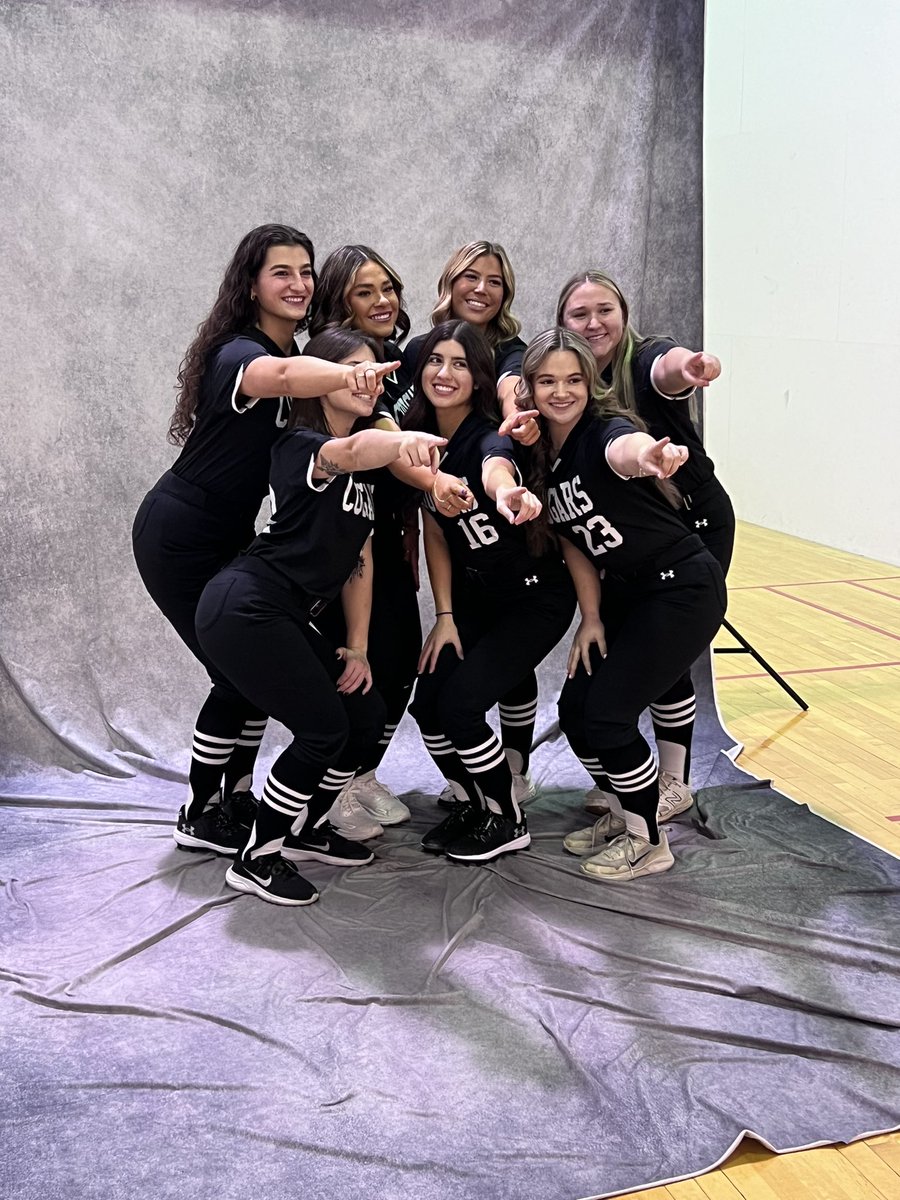 .<a href="/SXUsoftball/">SXU Softball</a> getting their pictures taken on #PhotoDay📸! #GoCougs🐾🥎 #WeAreSXU