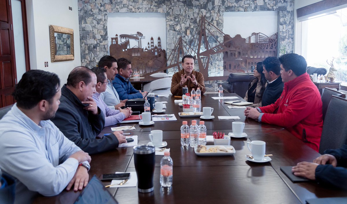 EVillegasV's tweet photo. ¡La salud es un eje principal de mi gobierno! Por eso, nos reunimos con la Secretaría de Salud para planear proyectos que beneficien a cada rincón del estado este 2025! ⚕️🚑

¡Les digo, vamos con todo porque Durango está listo para renacer! 🩺 https://t.co/f02jODwSm5