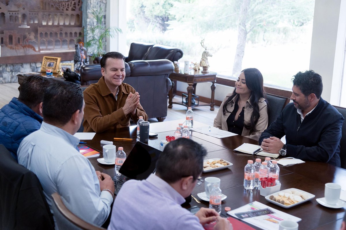 EVillegasV's tweet photo. ¡La salud es un eje principal de mi gobierno! Por eso, nos reunimos con la Secretaría de Salud para planear proyectos que beneficien a cada rincón del estado este 2025! ⚕️🚑

¡Les digo, vamos con todo porque Durango está listo para renacer! 🩺 https://t.co/f02jODwSm5