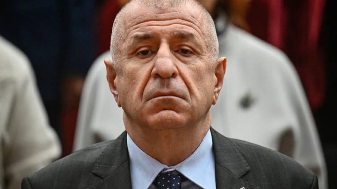 Dilekisik2584's tweet photo. ❗️40 bin şehidin katiliyle pazarlık edilmesine itiraz etmek!

❗️3. sınıf insan muamelesi gören Türk’e sahip çıkmak!

❗️Şehit anne, baba, eş ve çocuklarını unutmamak!

Ümit Özdağ’ın işlediği “suçlar” bunlar. https://t.co/BGnSE0D1d0