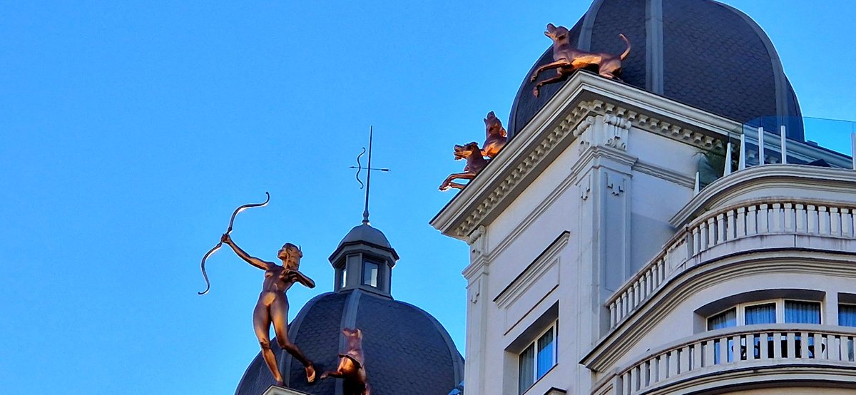 Arte en las alturas. Gran Vía.  #Madrid #España #Spain