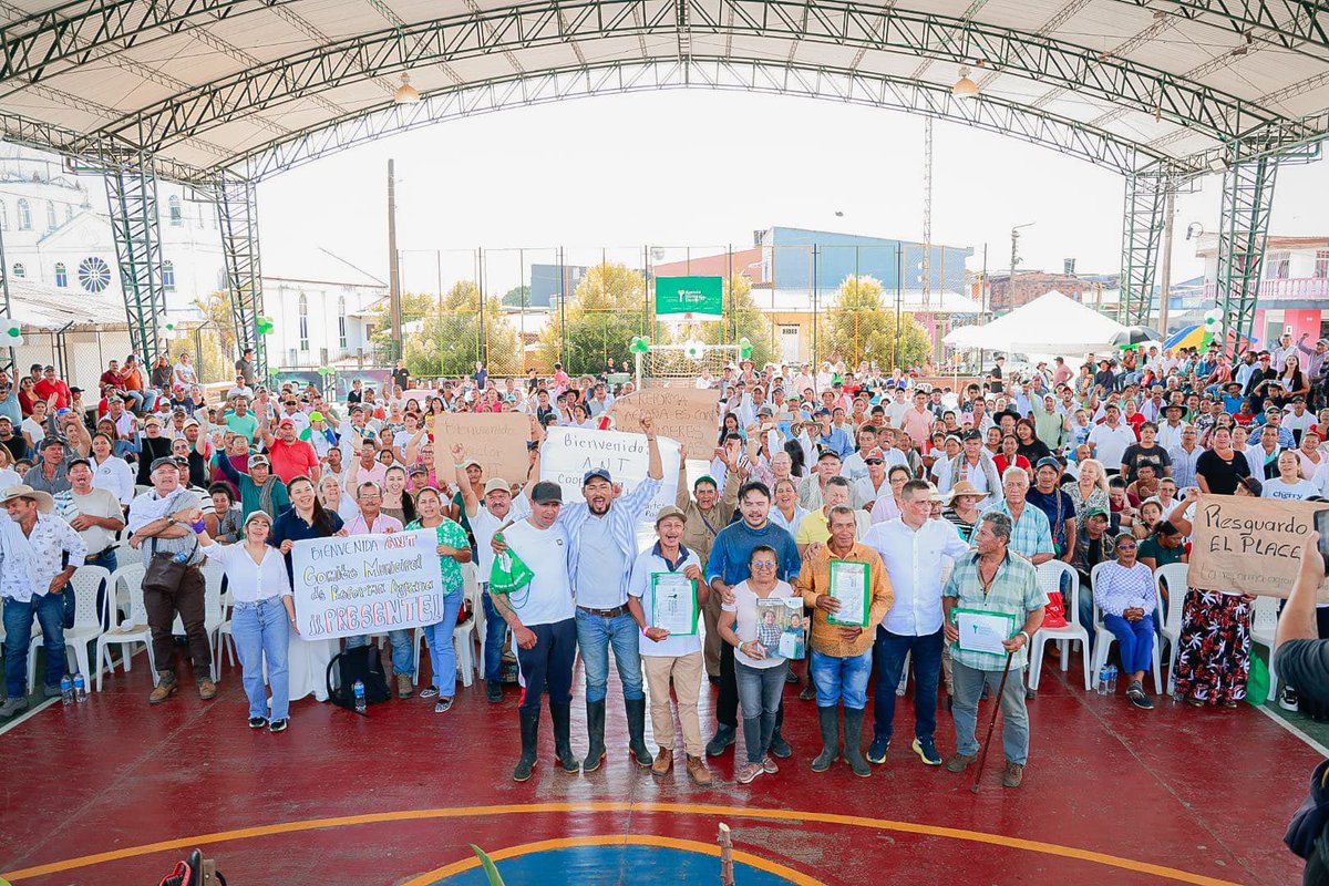 harmanfelipe's tweet photo. Tras cinco días a lomo de mula y caminando por el imponente Páramo de Sumapaz, profundizamos en la realidad de la Colombia rural profunda, aquella que cultiva y cuida la tierra.

Hoy culminamos esta maratónica jornada en Asamblea Campesina en Uribe, Meta, municipio priorizado para impulsar la #ReformaAgraria, construyendo una historia de cambio y progreso.

Florece la esperanza para quienes han resistido al flagelo de la guerra por décadas.