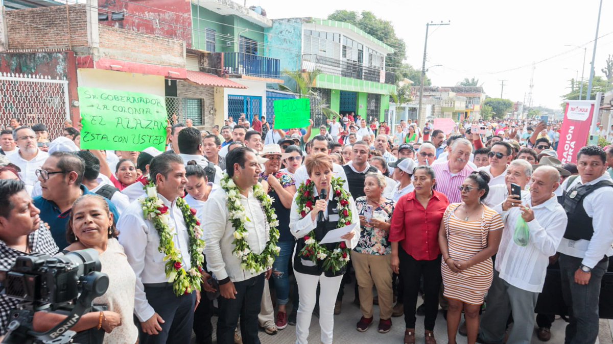 kikeramos's tweet photo. El alcalde de #Tapachula @yamilmelgar con el respaldo del gobernador de Chiapas @ramirezlalo_
inauguraron la primera gran obra de esta administracion: la pavimentación integral de la 11 Av Norte. Obra que no solo trae mejor movilidad, sino seguridad y tranquilidad a los vecinos. https://t.co/liLRFt5Gun