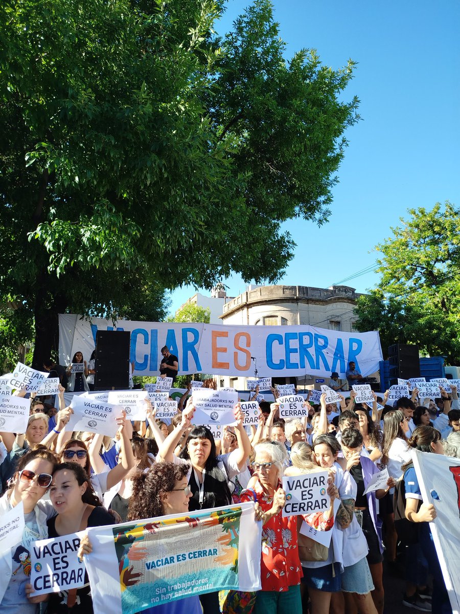 sipreba's tweet photo. 💪Estuvimos en el masivo abrazo al Hospital de Salud Mental Laura Bonaparte y acompañamos la lucha por la salud pública. 
🗯 ¡En unidad, con organización y en la calle, defendemos el trabajo y los derechos! https://t.co/Zs38geO9lF