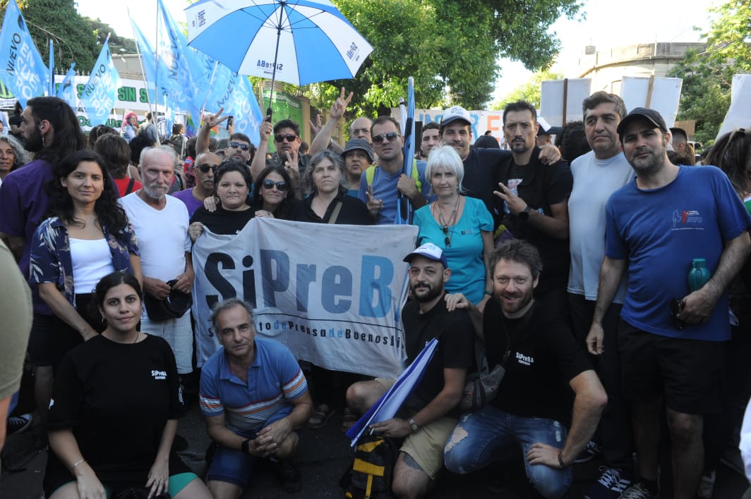 sipreba's tweet photo. 💪Estuvimos en el masivo abrazo al Hospital de Salud Mental Laura Bonaparte y acompañamos la lucha por la salud pública. 
🗯 ¡En unidad, con organización y en la calle, defendemos el trabajo y los derechos! https://t.co/Zs38geO9lF