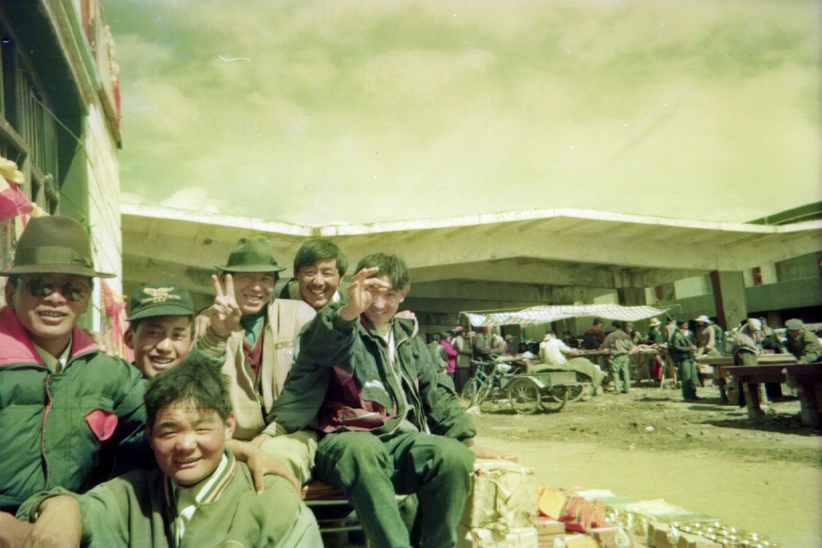 SoifuaM's tweet photo. Nagchu, 那曲, Tibet, July 1995.
ラサの北東約300kmにある町。少し町をはずれるとタルチョがはためく塚があったりチベット高原にいる事が実感できた。お寺で美味しいバター茶を頂いたのが印象的。
今は鉄道駅もできて町の様相も変わってしまったはず。
#filmscan https://t.co/Nrt22dh57z