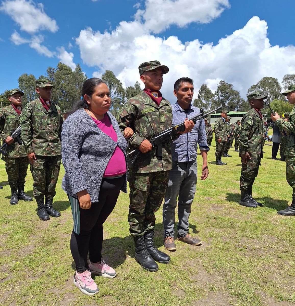 #ElDato| Nuestros soldados que prestan su servicio militar en la #Brigada23 en #Nariño, recibieron las armas del Estado, prometiendo utilizarlas en defensa de la patria, sirviendo fiel y lealmente a la República.  

#IncorpórateAlEjército 🇨🇴
