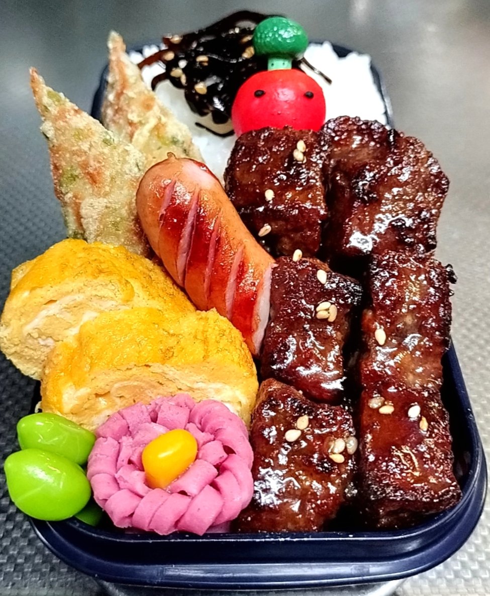 *´∀︎`)/おはようございます
今日の #お弁当 🍅🥦🎲
サイコロステーキ弁当です