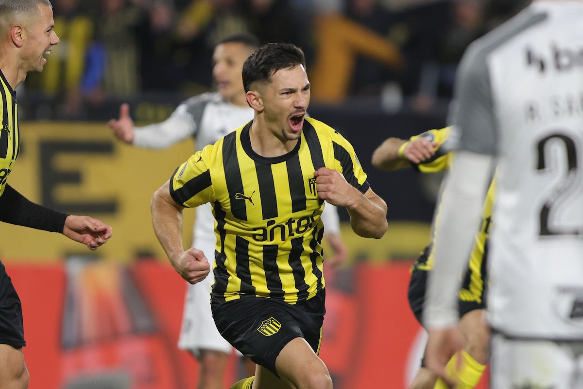 AgrielEsteban's tweet photo. 𝙋𝙀𝙉̃𝘼𝙍𝙊𝙇 𝘼𝙃𝙊𝙍𝘼  🟡⚫️

🚨 Desde la vecina orilla llegó una oferta interesante por Maximiliano Silvera.

🇦🇷 Rosario Central propone comprar el 70% de la ficha del delantero de Peñarol.

*️⃣ Newells también está interesado. 

⚖️ Se evalúan las propuestas. https://t.co/UqdaFngHDb