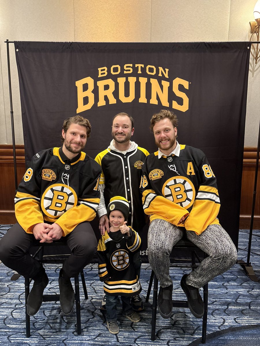 drpodradchik's tweet photo. He told Pasta, “Good job getting a goal today!”#BruinsTeamEvent @NHLBruinsSTH https://t.co/iidsnRMIch