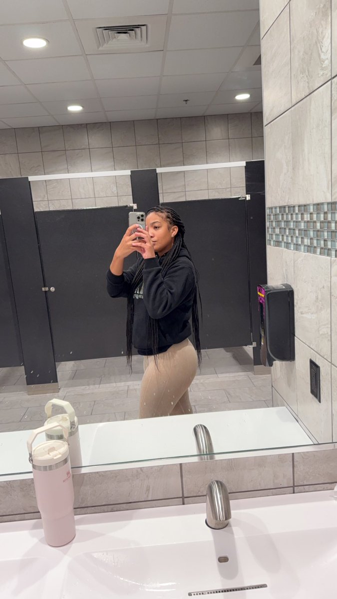 Tltxo_'s tweet photo. working out saved me; mentally and physically! 🥀 getting back to myself never felt better. https://t.co/ANksivvmOV