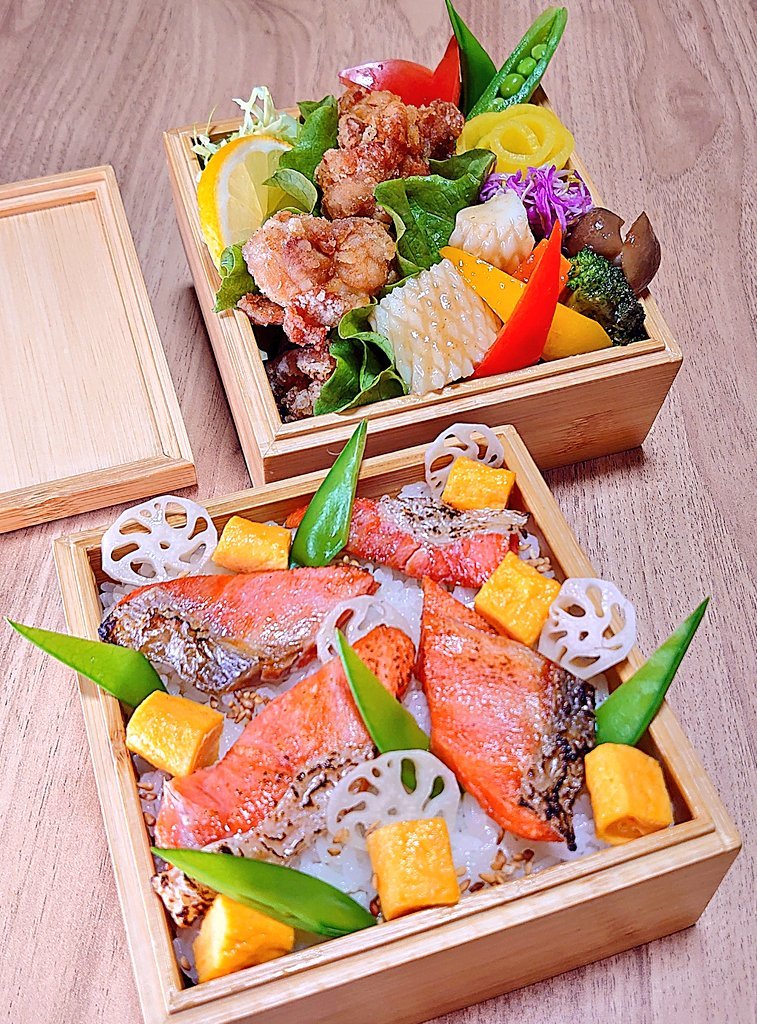 焼き鮭、ご飯、鶏肉、イカフライ、中華炒めなど。