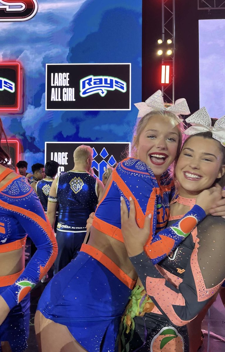_carolinecrouch's tweet photo. @LilySchweers and I ended our last majors in the best way, bestfriend forever! 🍑🍊 https://t.co/3ln4MVt5Yl