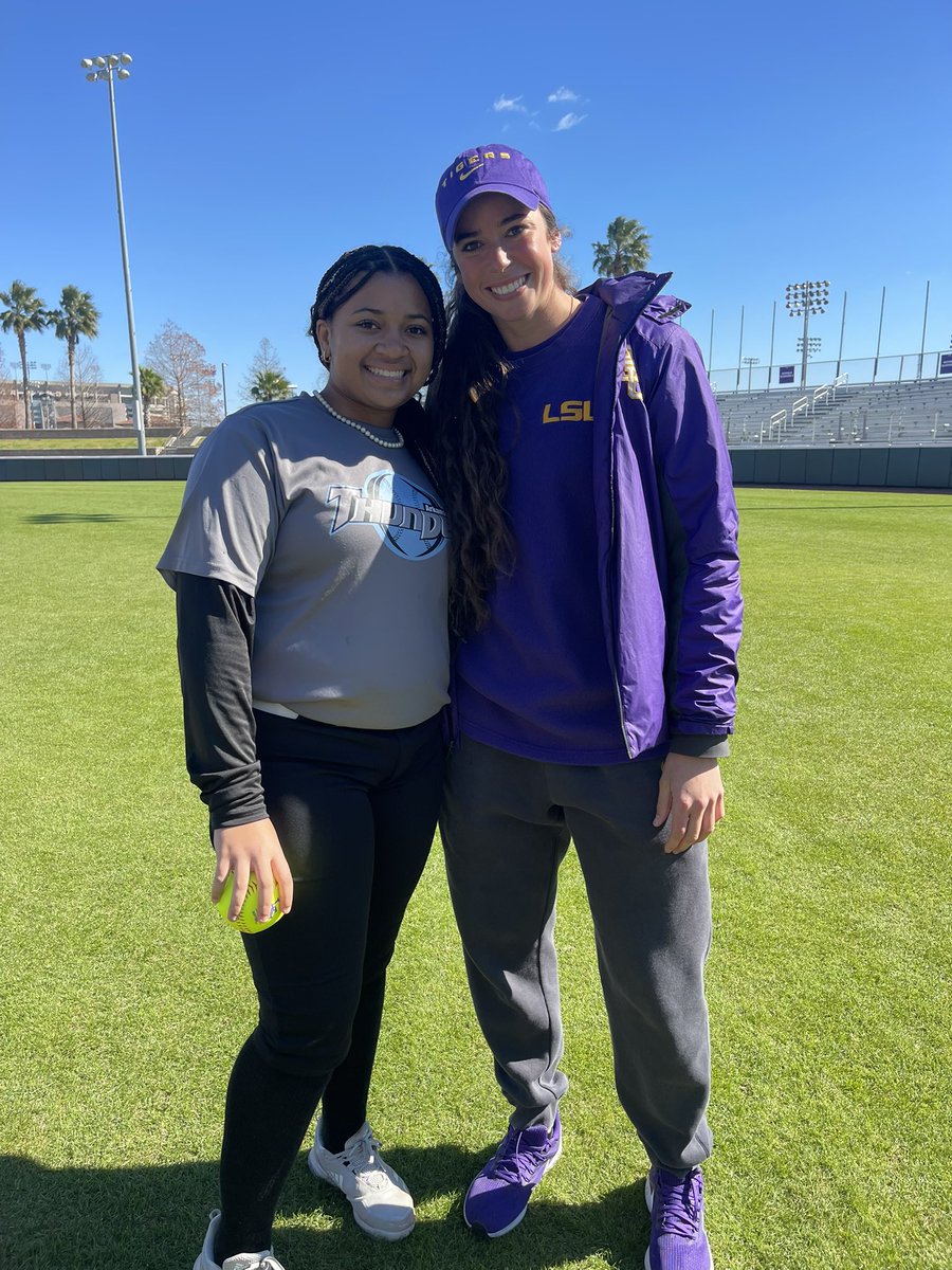 AveryWarren33's tweet photo. Had a great weekend with @LSUsoftball in Baton Rouge. Learned a lot and put in awesome work! Great learning experience and had an amazing time with their players and other athletes! @arkthunderfp @CoachNealPT https://t.co/awMtYzZUty