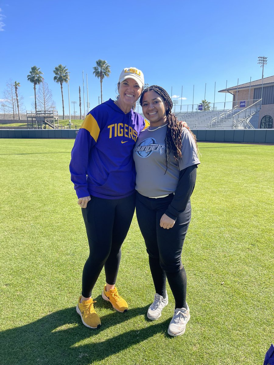 AveryWarren33's tweet photo. Had a great weekend with @LSUsoftball in Baton Rouge. Learned a lot and put in awesome work! Great learning experience and had an amazing time with their players and other athletes! @arkthunderfp @CoachNealPT https://t.co/awMtYzZUty