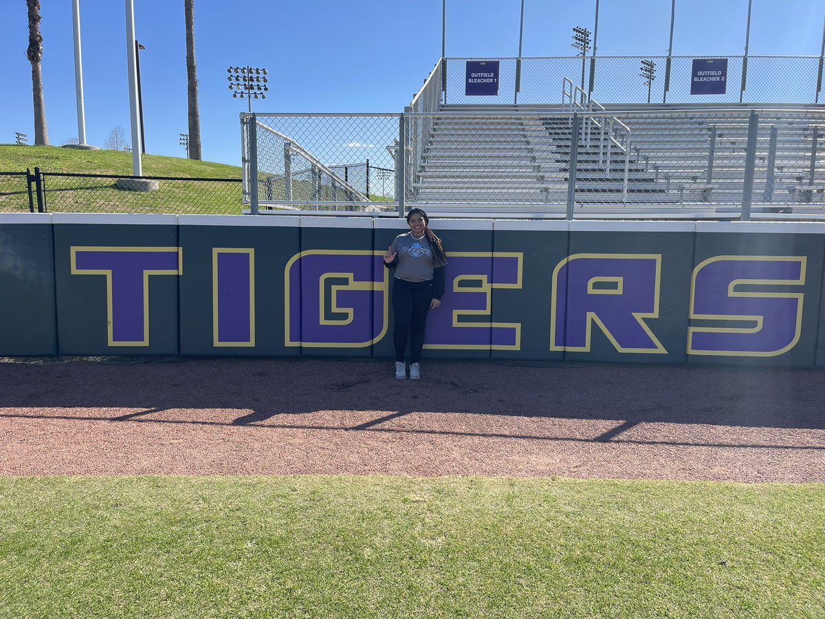 AveryWarren33's tweet photo. Had a great weekend with @LSUsoftball in Baton Rouge. Learned a lot and put in awesome work! Great learning experience and had an amazing time with their players and other athletes! @arkthunderfp @CoachNealPT https://t.co/awMtYzZUty