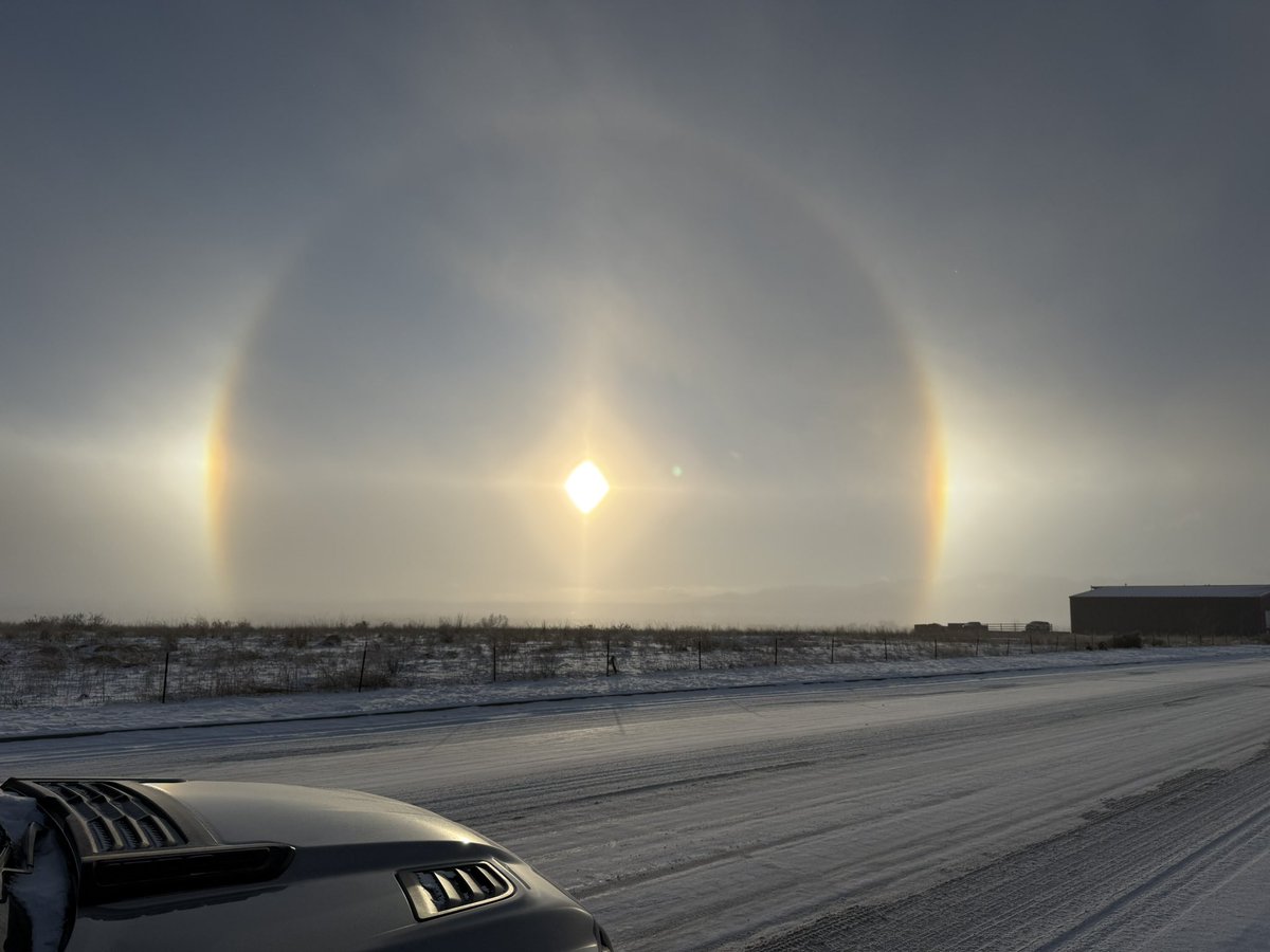 ross_susanross7's tweet photo. Sun dog Colorado Springs -1 degree outside. #sundog #halo #freezing #belowfreezing https://t.co/RcV3NIDNtm