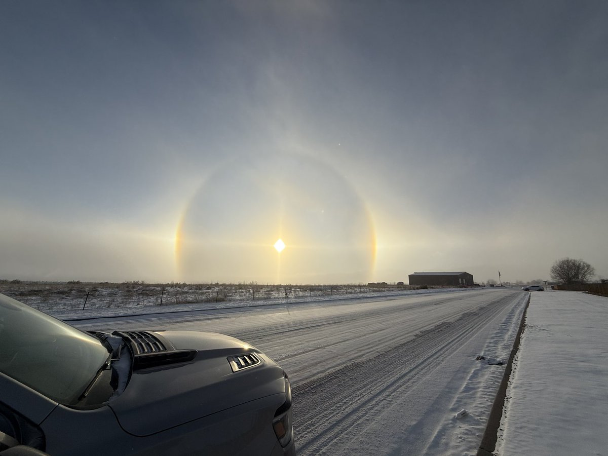 ross_susanross7's tweet photo. Sun dog Colorado Springs -1 degree outside. #sundog #halo #freezing #belowfreezing https://t.co/RcV3NIDNtm