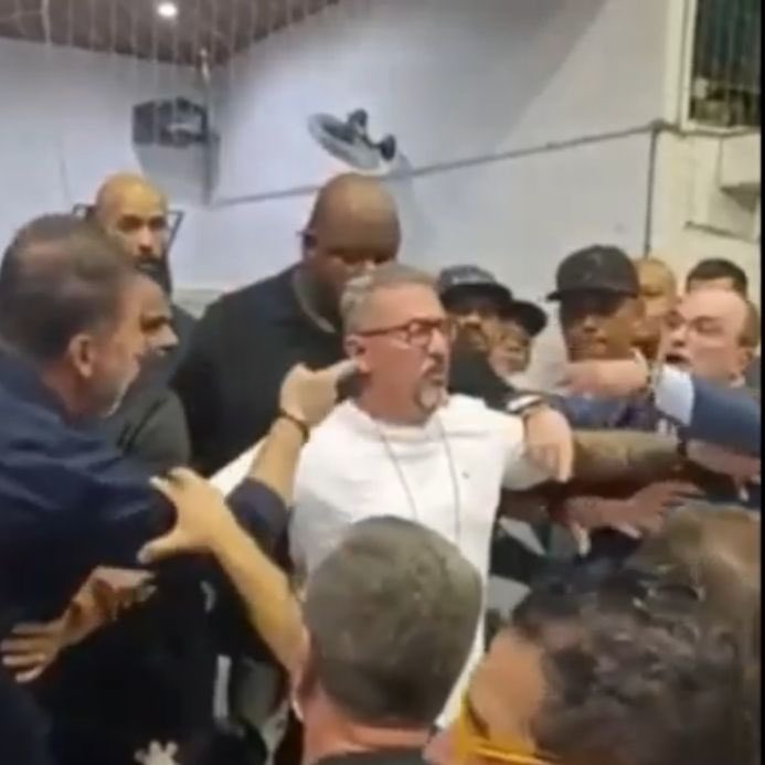 _sccpnews's tweet image. 🚨 | Clima tenso entre Augusto Melo e Romeu Tuma JR. 

📸 | Identidade Corinthiana