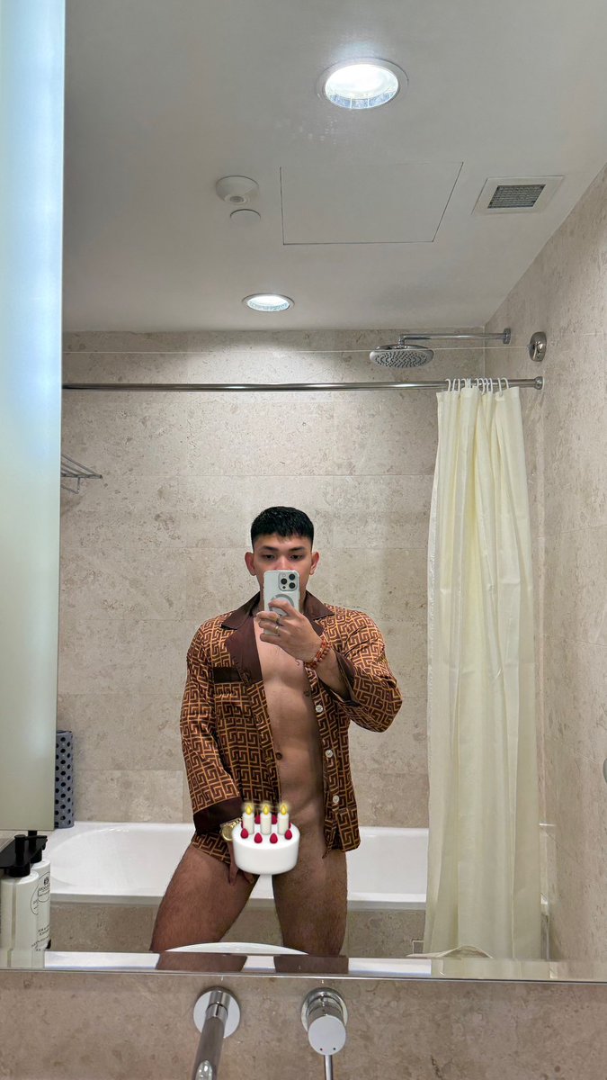 lesther_b's tweet photo. Show some love❤️ it’s my birthday 🎉 💦

#Birthday Boy #birthdaygift https://t.co/PsK3d49gT6