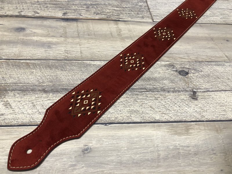 MJ_Online_Store's tweet image. #BlueBellStraps
#Desperados Strap シリーズ
ハンドセレクトされた上質なスウェードレザーに特殊技法を用いて色鮮やかな刻印が施された「Desperados」シリーズ。
6.5cm幅を採用することで肩へのフィット感と楽器の安定感は抜群です!

↓ご注文はこちら↓
musette-japan.shop-pro.jp/?mode=srh&amp;amp;sort…

#レザーストラップ