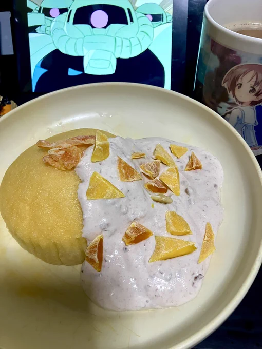 蒸しパンにアンコクリームをぶちかけた朝飯 