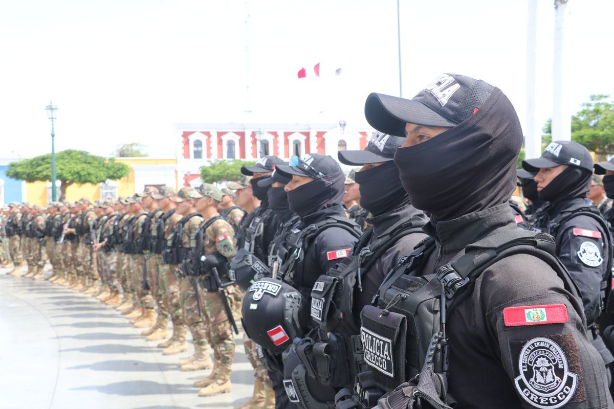 MininterPeru's tweet photo. @pcmperu @MindefPeru @GRLaLibertad @DiegoBazanC1 ¡Firmes contra la delincuencia!

El titular del #Mininter destacó que, como parte de la respuesta contundente e inmediata del Estado contra el crimen en #Trujillo, se dispuso que agentes #Grecco y #Diroes de la @PoliciaPeru intensifiquen los operativos en zonas de alto impacto. https://t.co/C9SC66UhBf