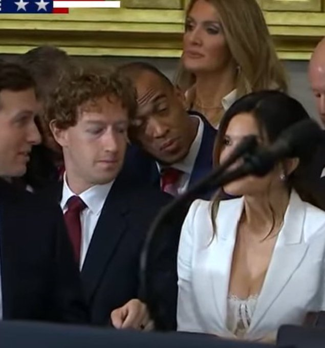 jesus_osorior's tweet image. Algunos de los momentos más interesantes que sucedieron en la posesión de Trump.

Un hilo 🧵🧵👇👇

Mark Zuckerberg y la esposa de Jeff Bezos, Lauren Sanchez